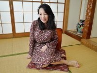 Tsuyako Miyataka spreads her mature hairy Asian pussy after undressing - Photo #1