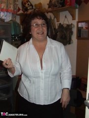 Granny Kinky Carol reveals her huge tits and phat ass in black lingerie