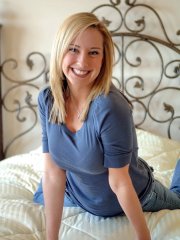 Glamour babe with a beautiful smile Kaitlyn toys her shaved pussy on her bed