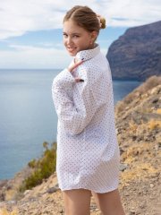 Skinny teen Nikoleta gets totally naked on a beach towel near the ocean