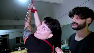 Chica gótica primera vez en bondage - Amateur real