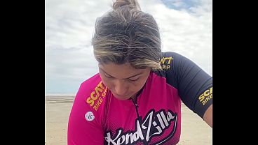 Famosinha mostrando a rachada na praia