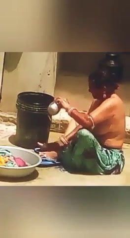 Rajasthani Aunty Bathing Video, Indian aunty Outdoor Bath vd