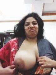 Indian Bhabhi Showing Boobs,  Indian aunty Big Boobs, nipple