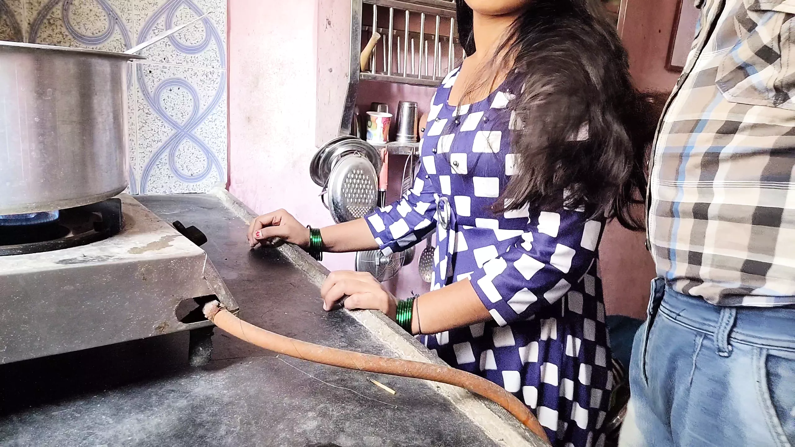 Gav ki ladaki ko kitchen  me lekar  choda  gavar ladake ne hindi clear voice