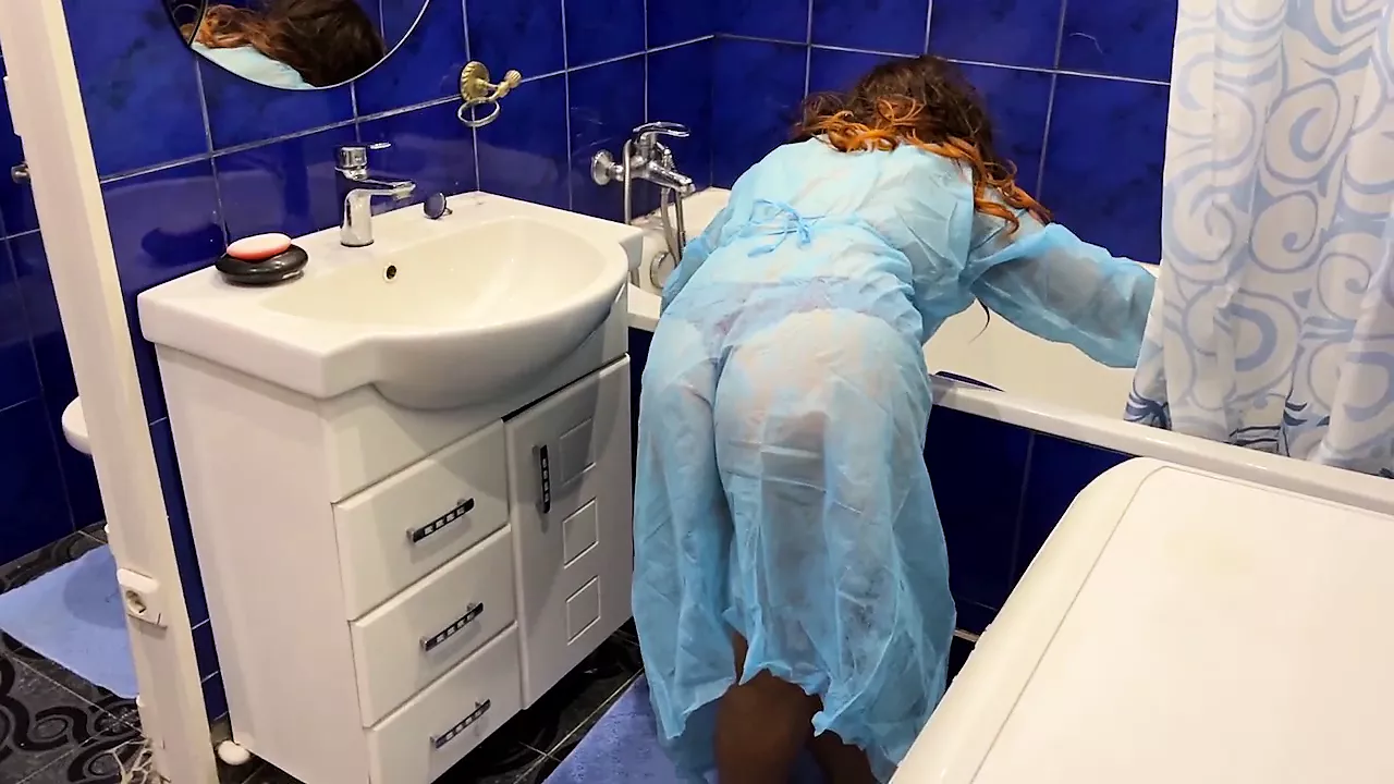 Milf washes the bath and waits for her thong to be removed and anal sex will be engaged
