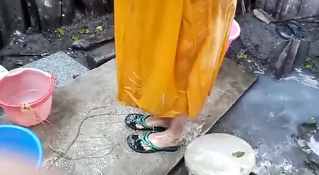 Bhabhi ki ka hot petticoat bathing in open