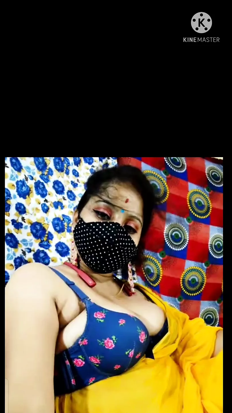 Desi bhabhi showing her boyfriend her boobs