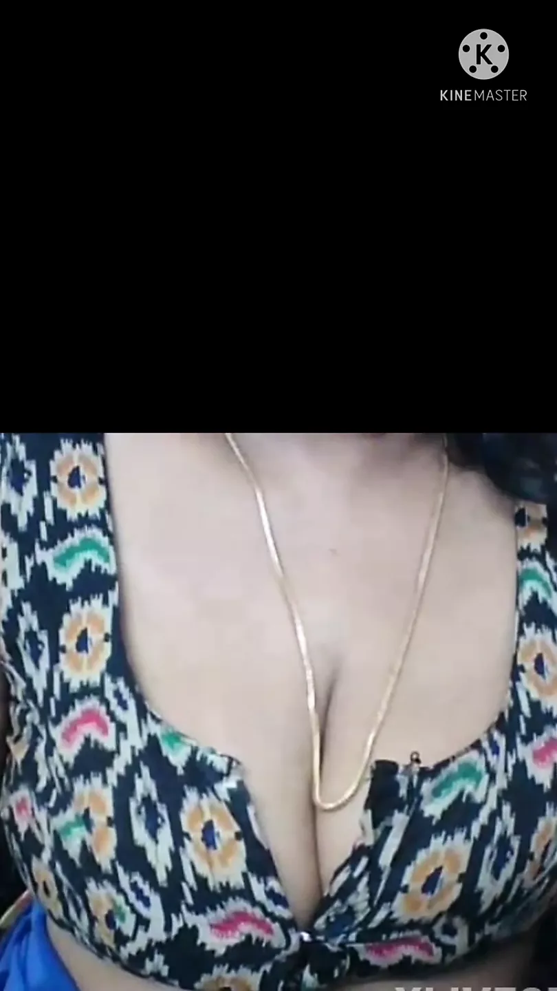 Indian bhabhi fondles her own boobs
