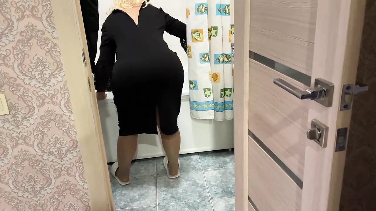 Mature MILF with big ass and big tits gave a blowjob and framed her ass for anal