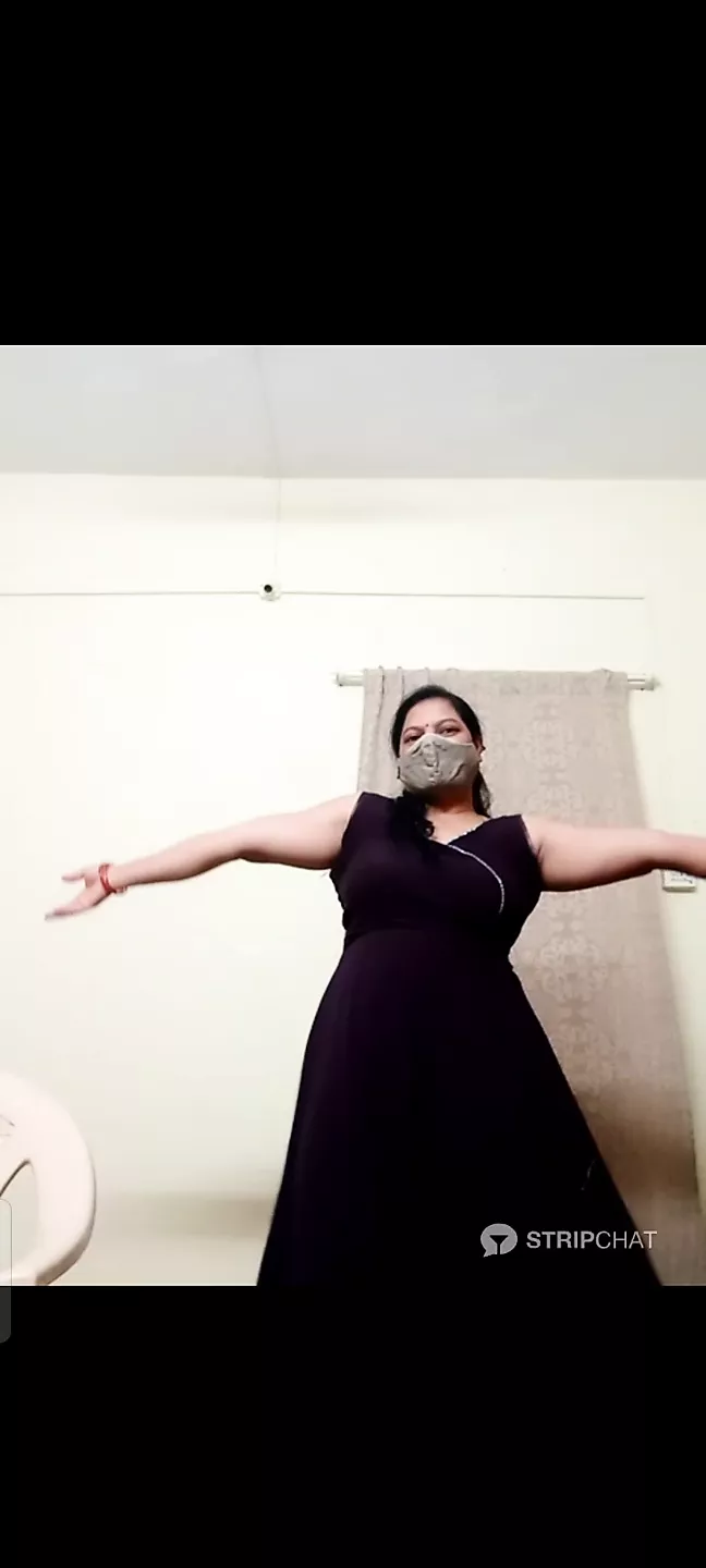 Desi Marathi aunty sexy dance on webcam show