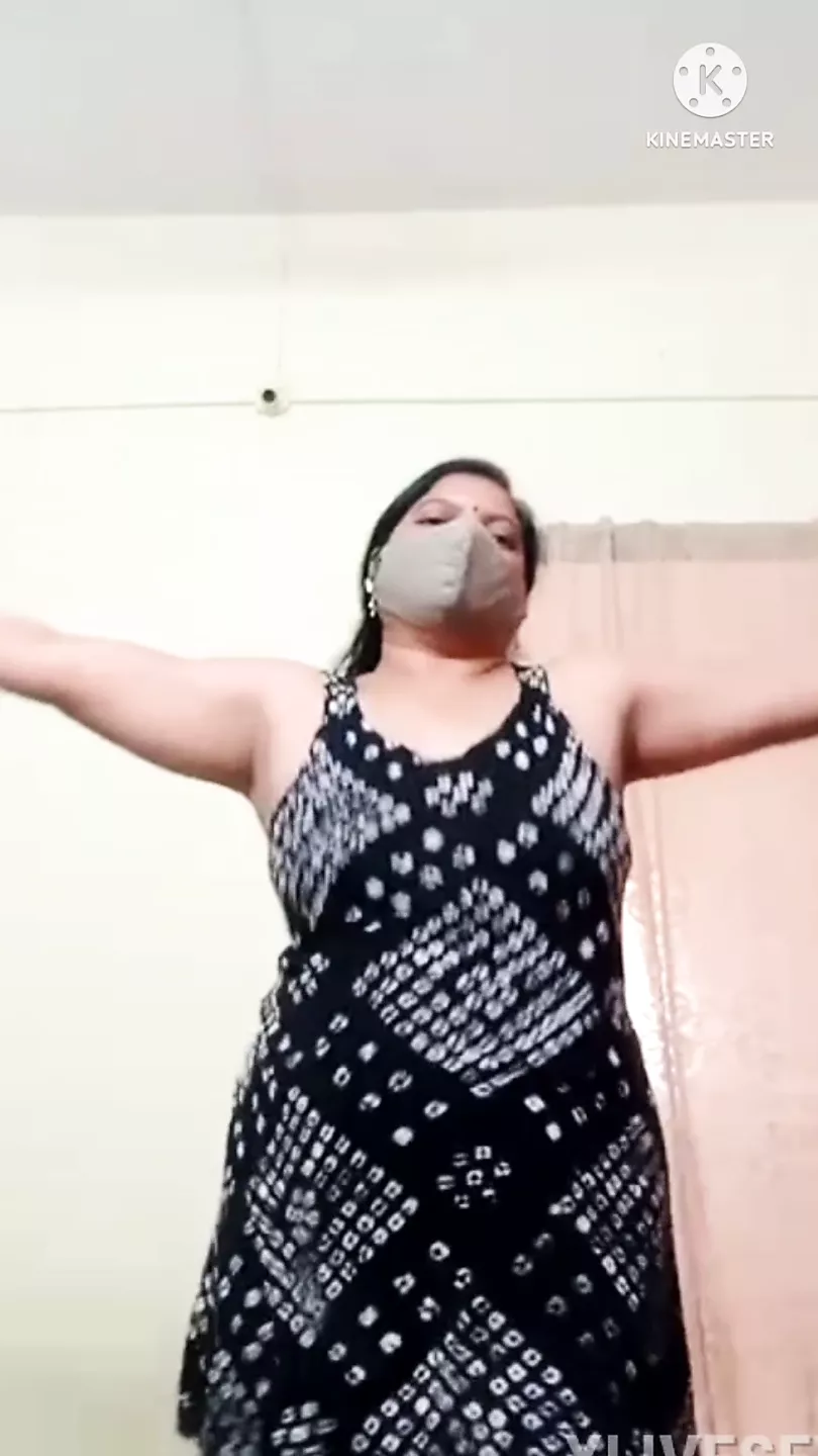 Desi Marathi aunty does sexy dance for the camera