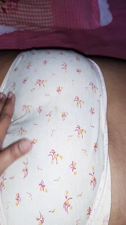 Desi mom ki panty utar ke balo wali  gand me hath lagaya. Gand ke malish