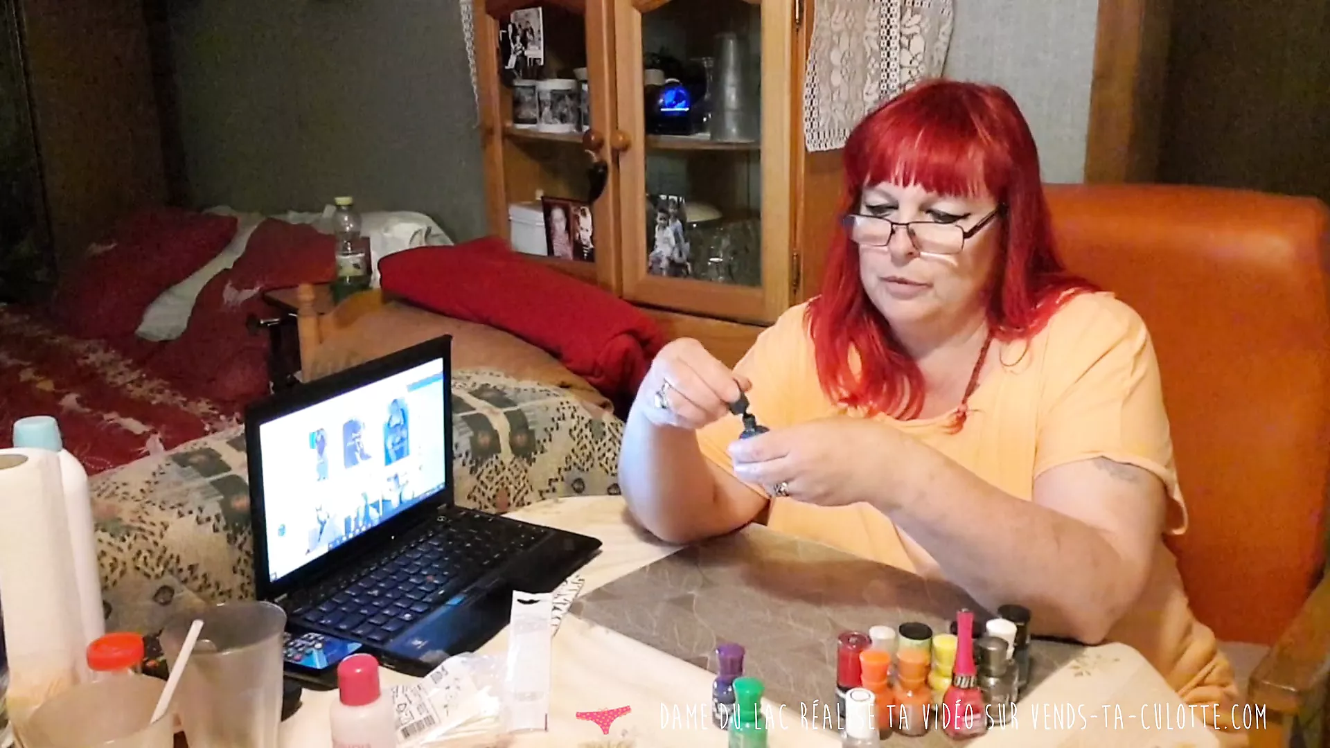 Vends-ta-culotte - French amateur milf painted her nails