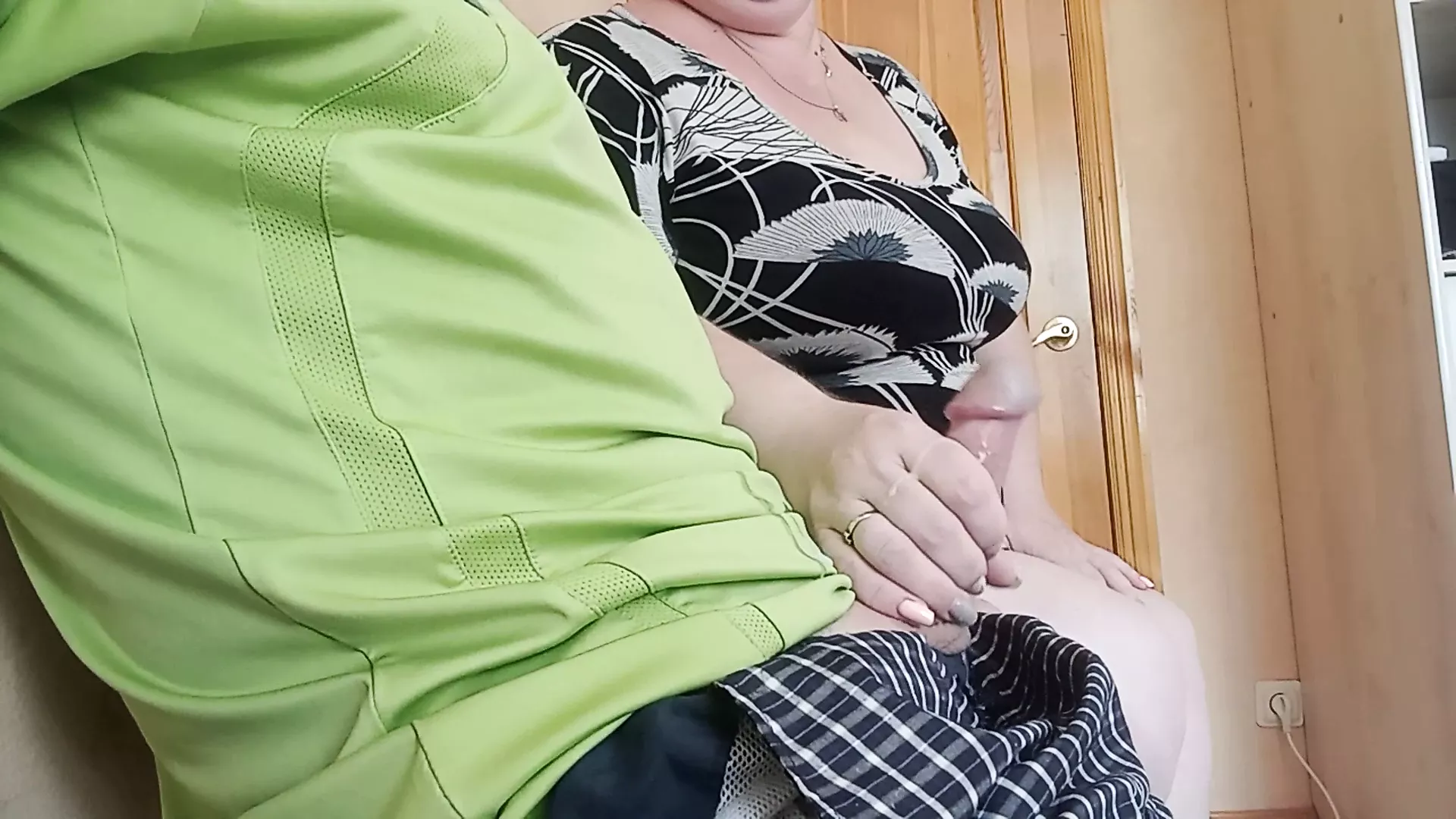 slicing huge cumshots in the mouth and not only