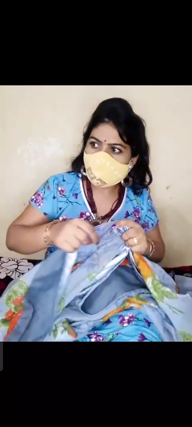 Desi Indian geetahousewife show his undergarments