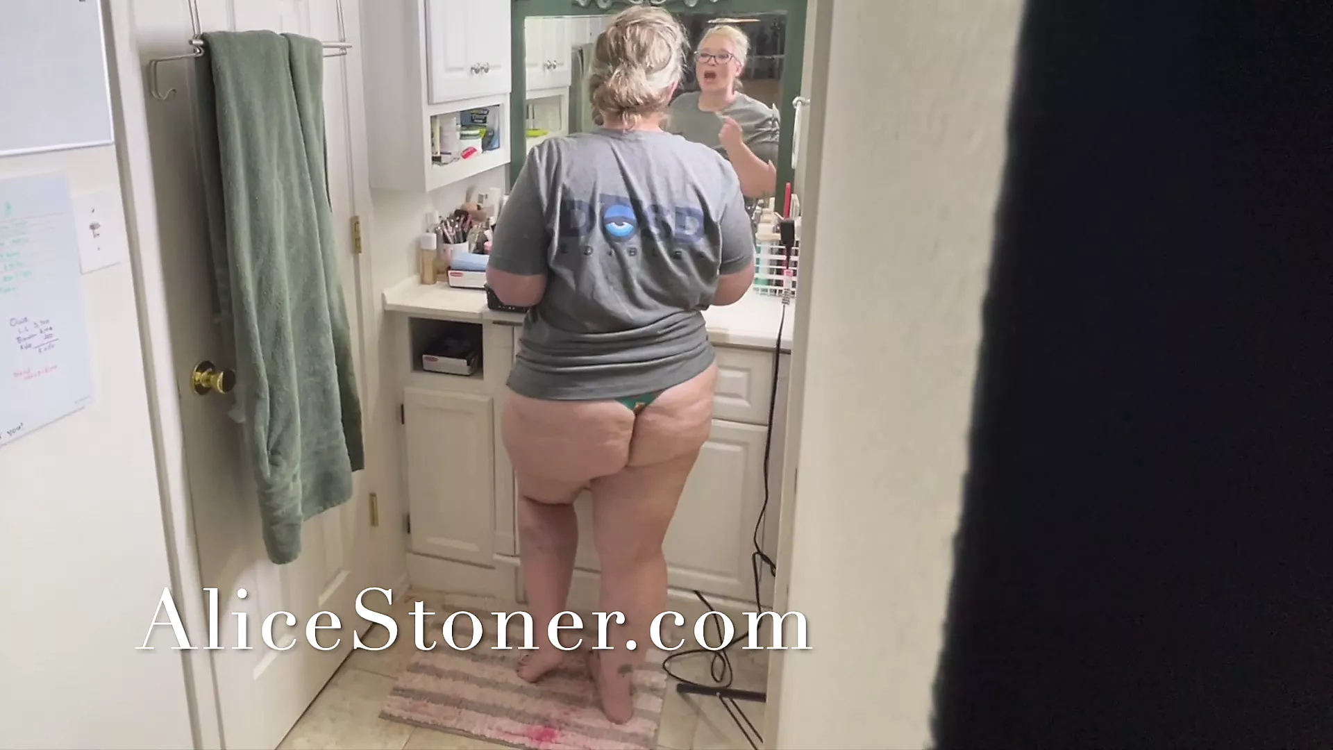 Finding mom naked and alone you can resist fucking her V105