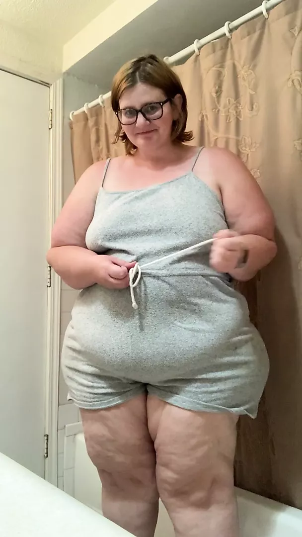 SSBBW strip and ass spread