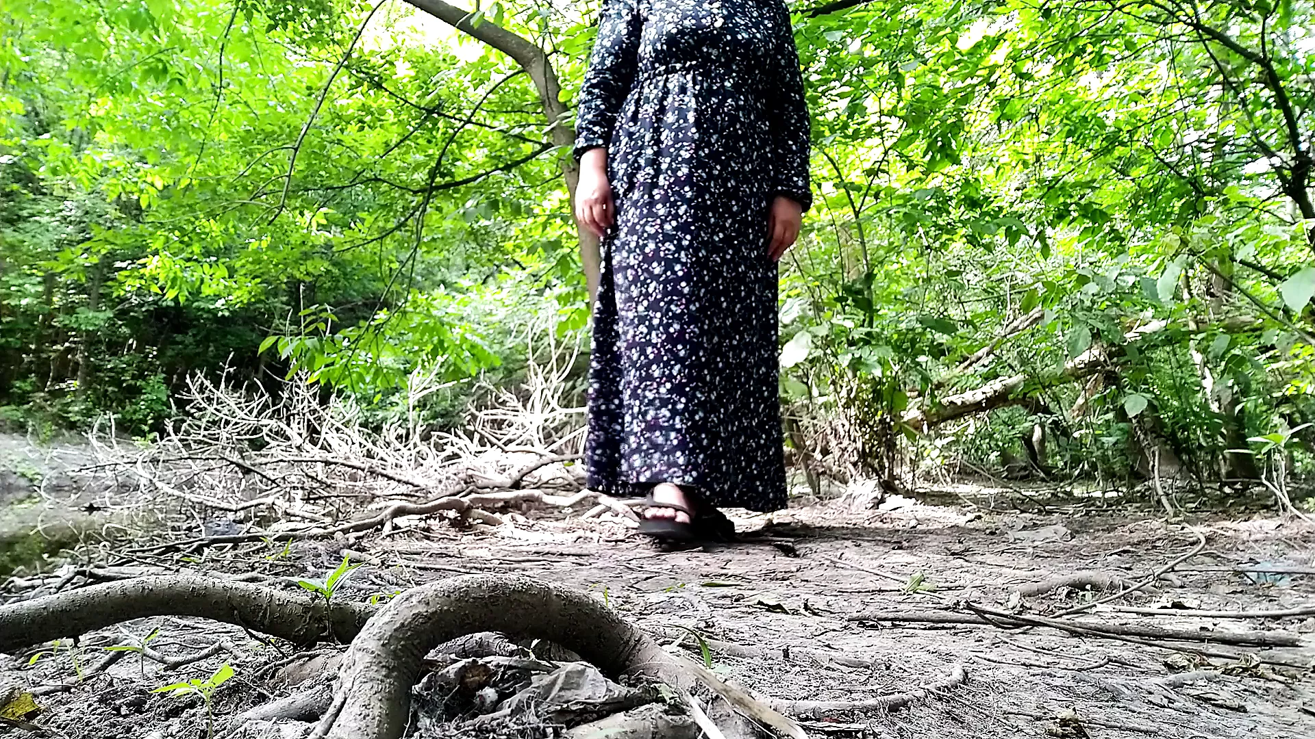Hot MILF pissing outdoors again