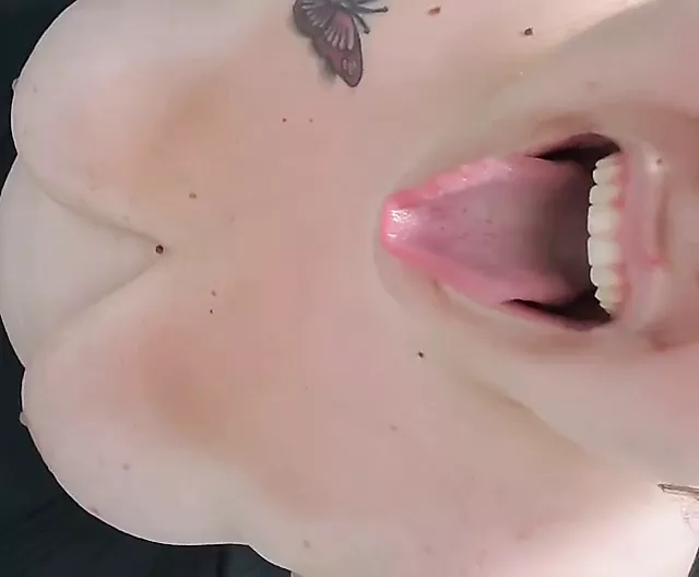 My pretty little mouth - Lily Murdock