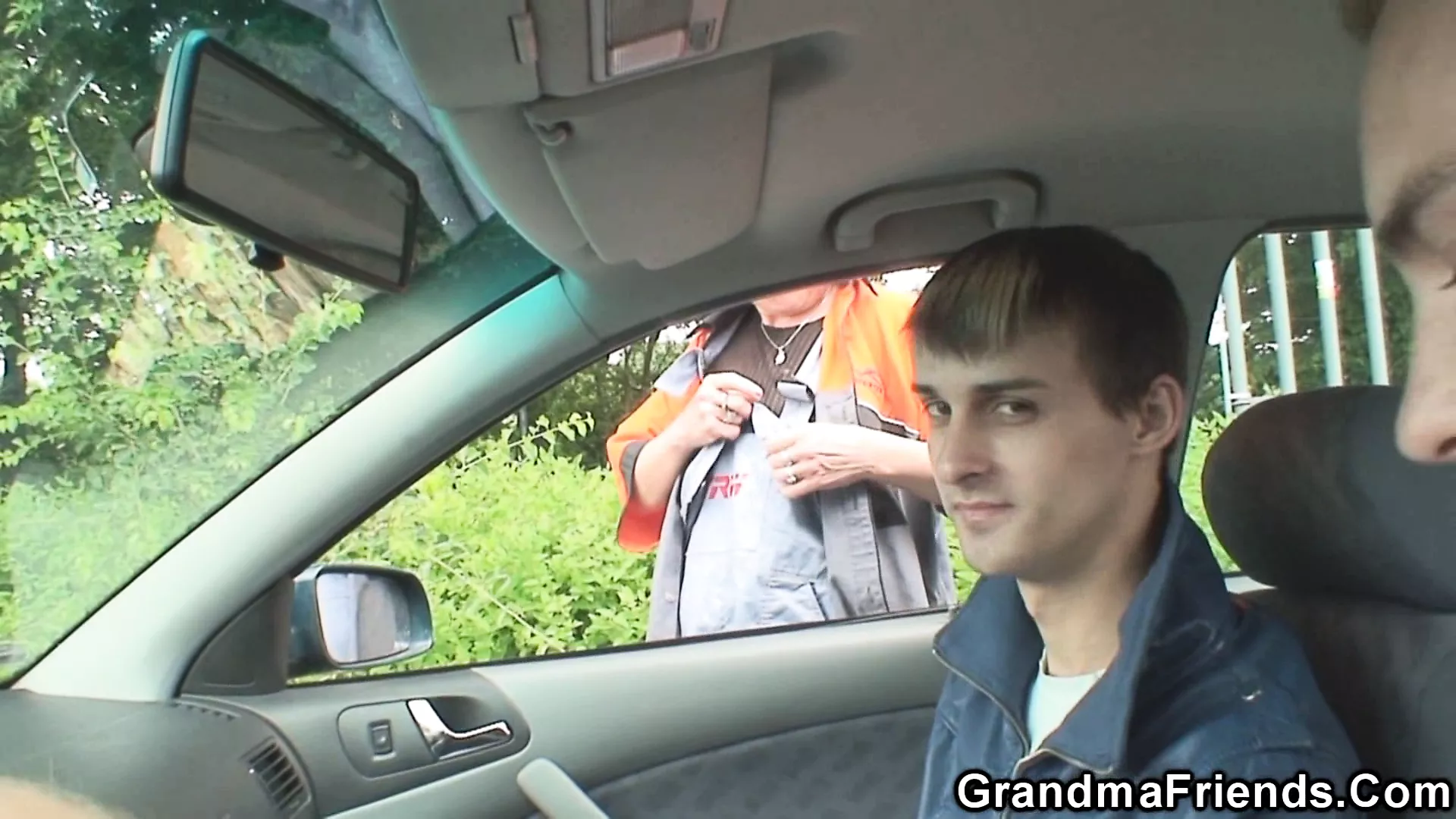 Hot grandma takes double penetration outdoors