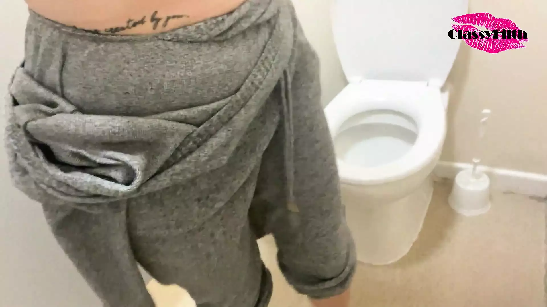 Classy's wet pussy pissing up close