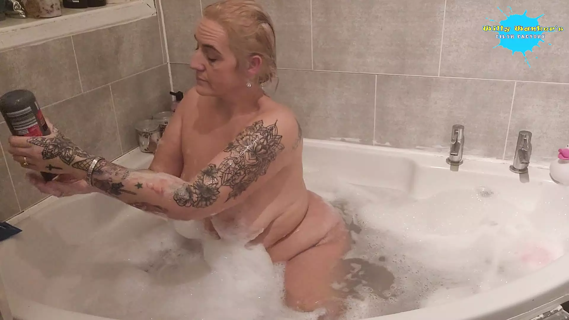 Orgasm in the bath while I scrub My pussy