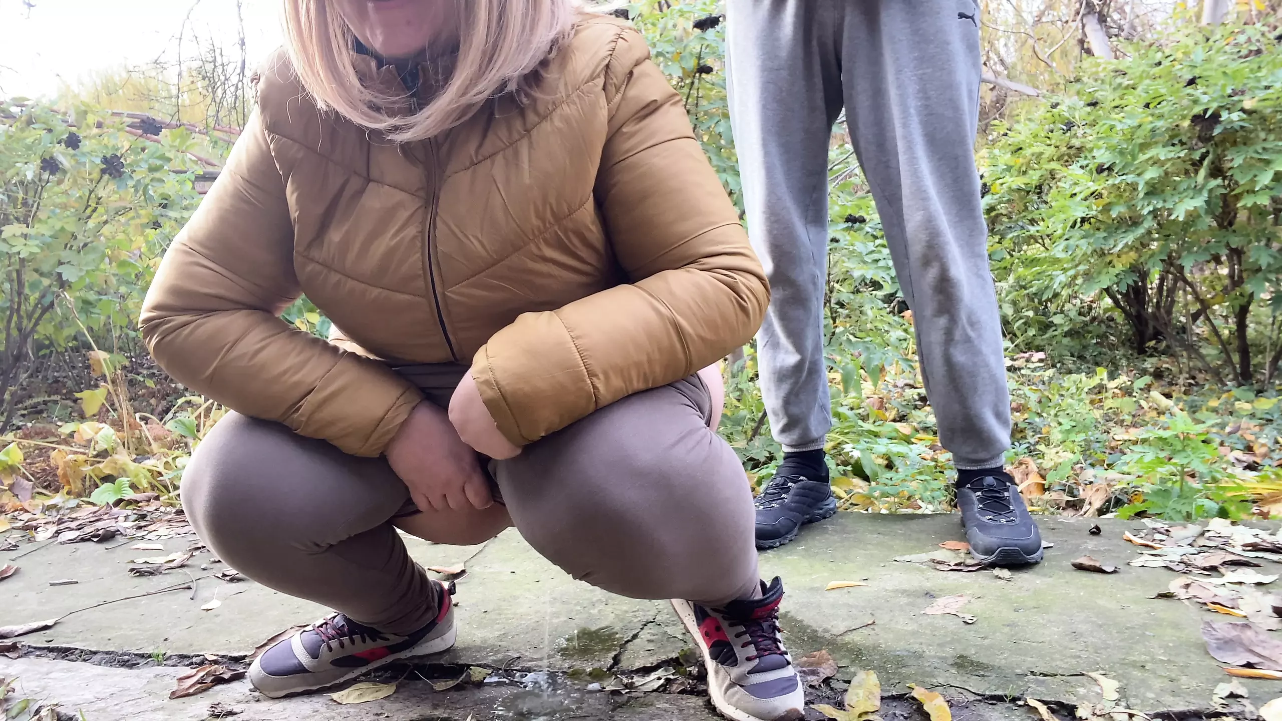 Depraved curvy MILF in leggings squats down and pisses next to me