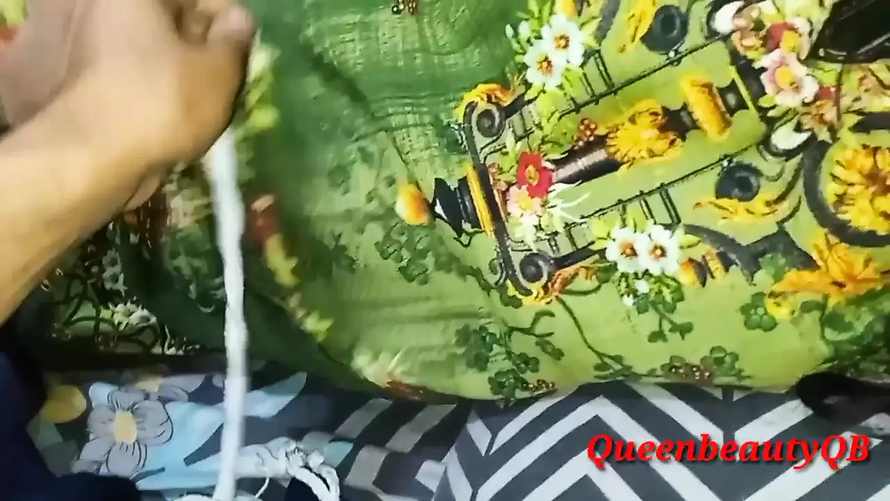 Desi Aunty ko neighbour boy ne rassi sa hath band kar bhote choda clear hindi voice chat hot Aunty and neighbour boy sex