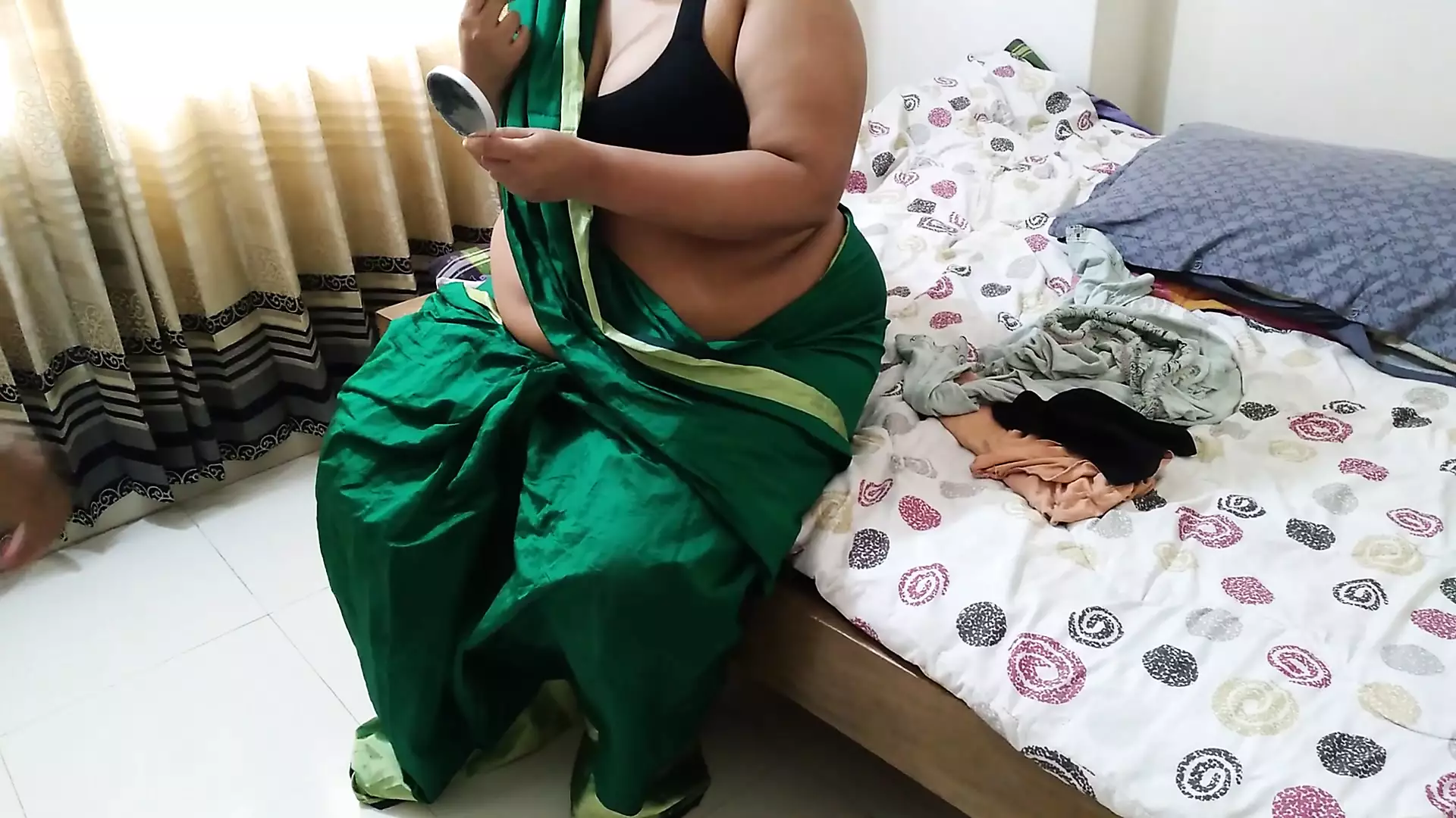 jab Desi saas lipistic laga rahi thi tabhi damaad aaya aur uski chudai Majboor - FamilyStrokes