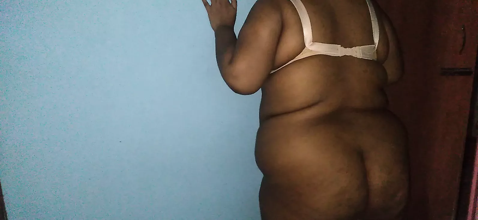 To overcome loneliness, Desi Bhabhi had sex with Room wall