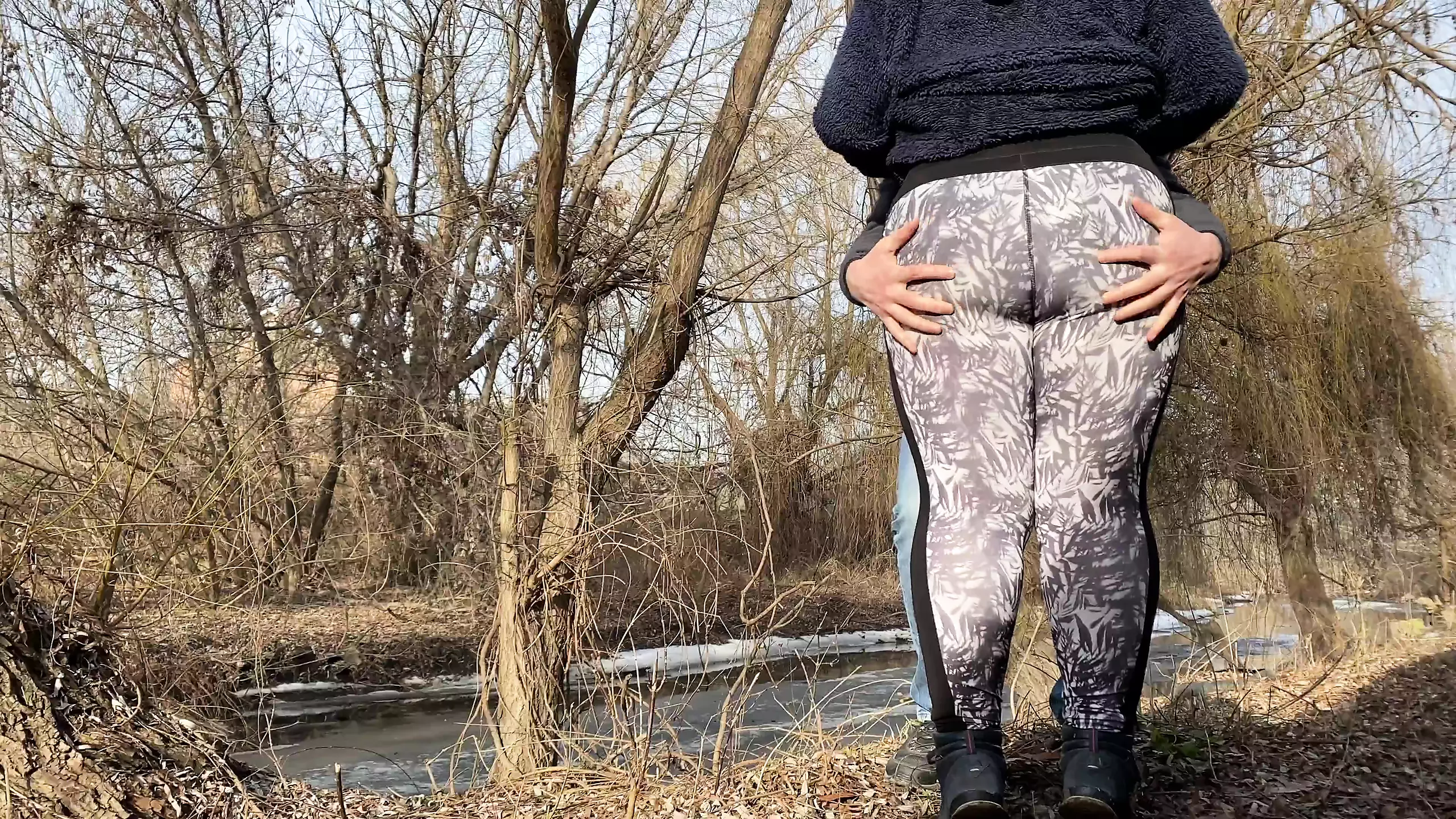 The son-in-law persuaded to publicly show the fat pissing ass of the sexy mother-in-law