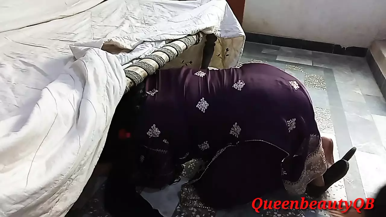 Desi Stepmom Gets Stuck While Sweeping Under the Bed When Stepson Fucks her and Cum out her Big Ass - Family Sex