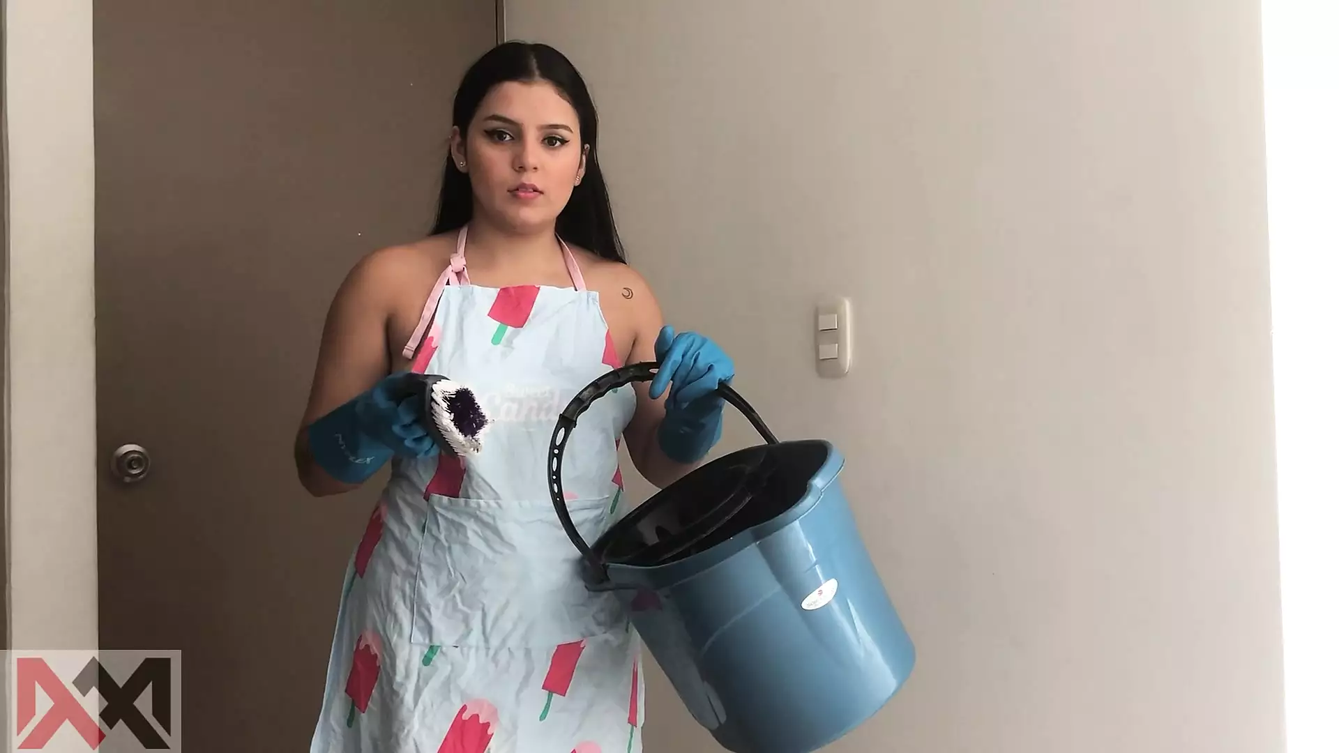 My stepmother loves to do cleaning very sexy and bitch - Spanish porn