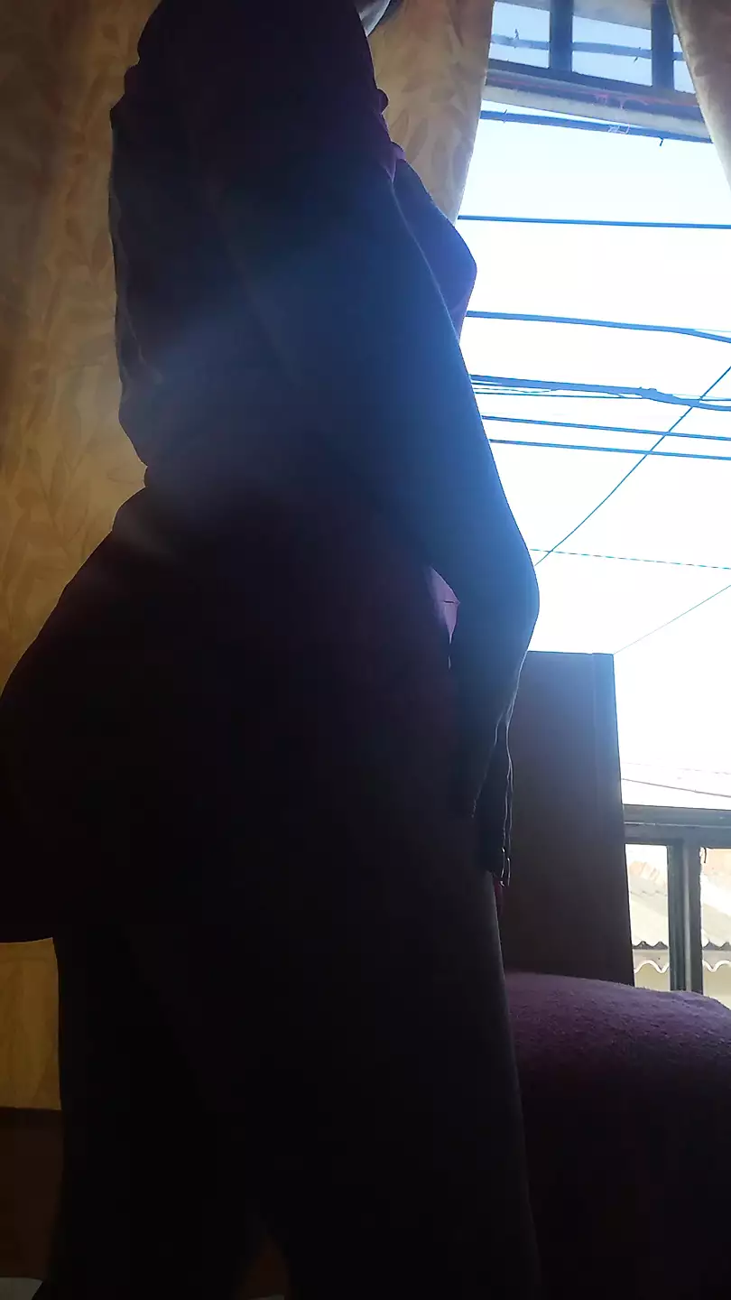 Mi vecina y su esposo me ponen caliente en la ventana