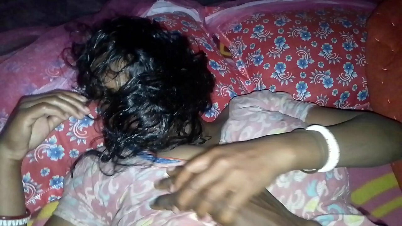 Chhoti Maa ko raat mein chudai ki FIR Apne room mein jakar so Gaya