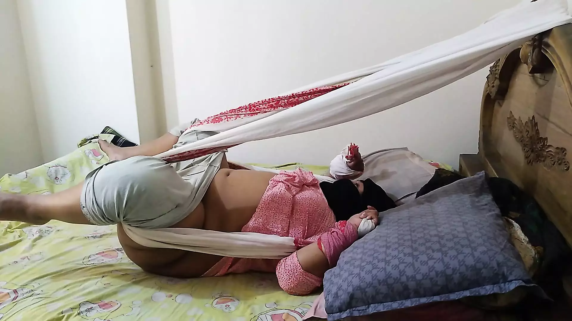 Sass ko jabardasti hat-pa bistar se bandh Diya aur jamkar chudai apni Damad (mother-in-law's hands & feet tied & fuck)