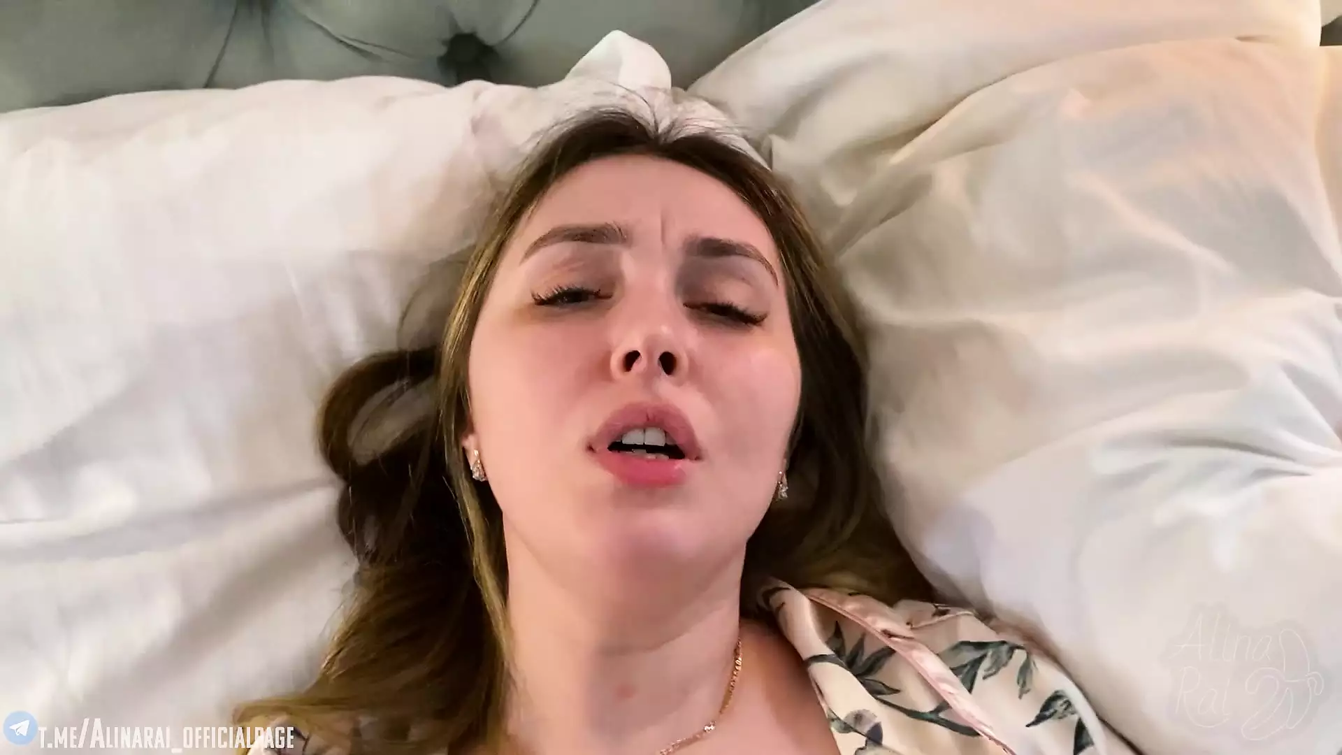"Yeah cum inside me please!" Fucked stepmom in hotel room after party
