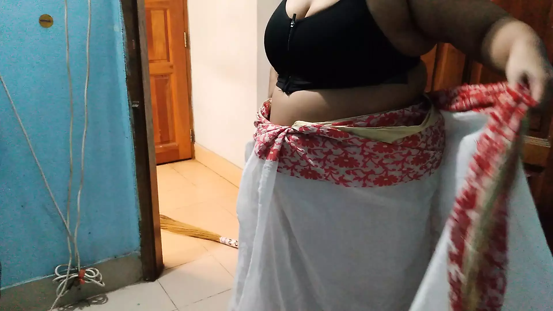 Indian Desi maa sari pahane hue Beta ko jabaradastee chodatee hai - Tamil XXX Video