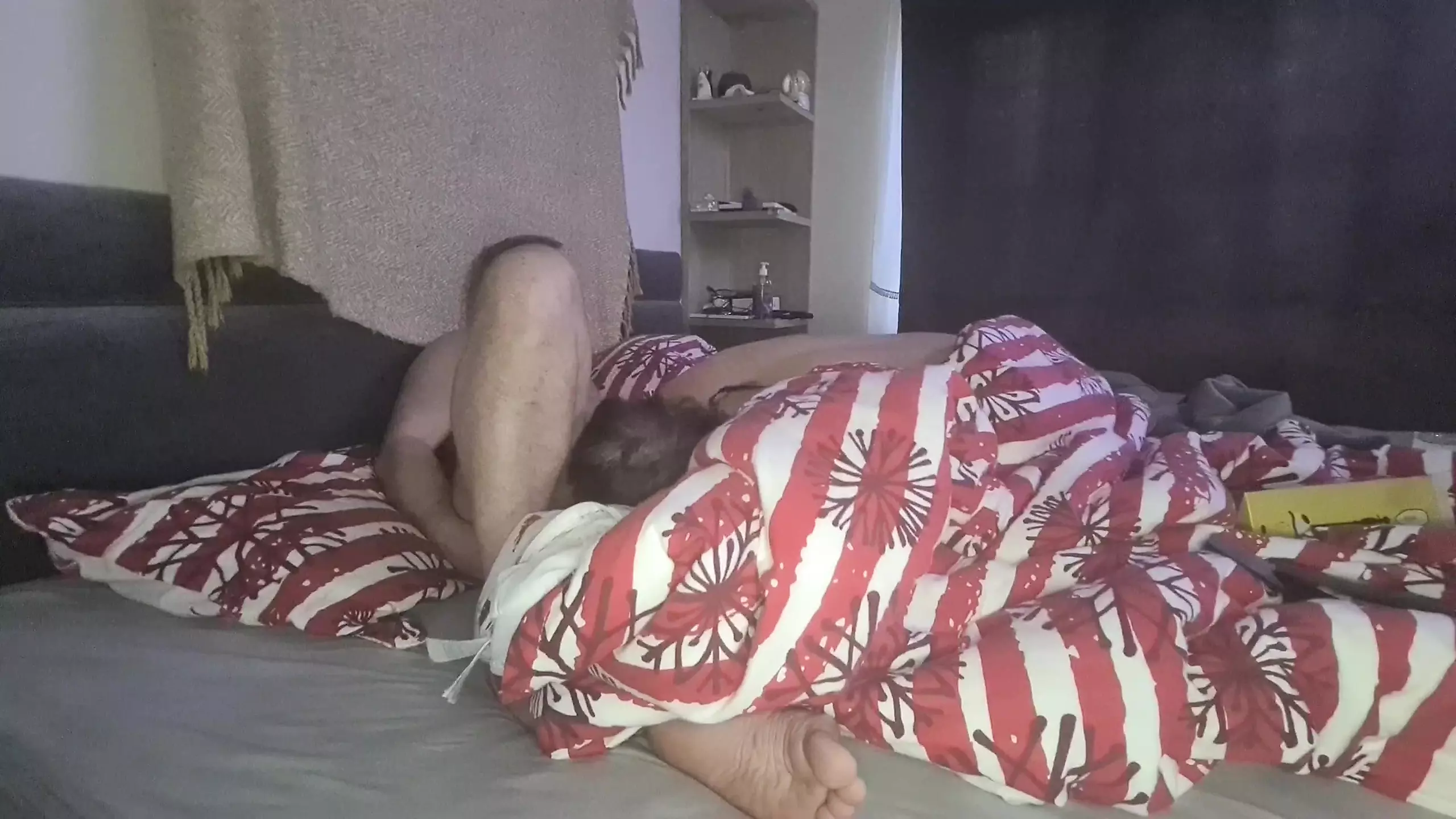 This horny milf knows how to suck cock and lick balls and so she enjoy it