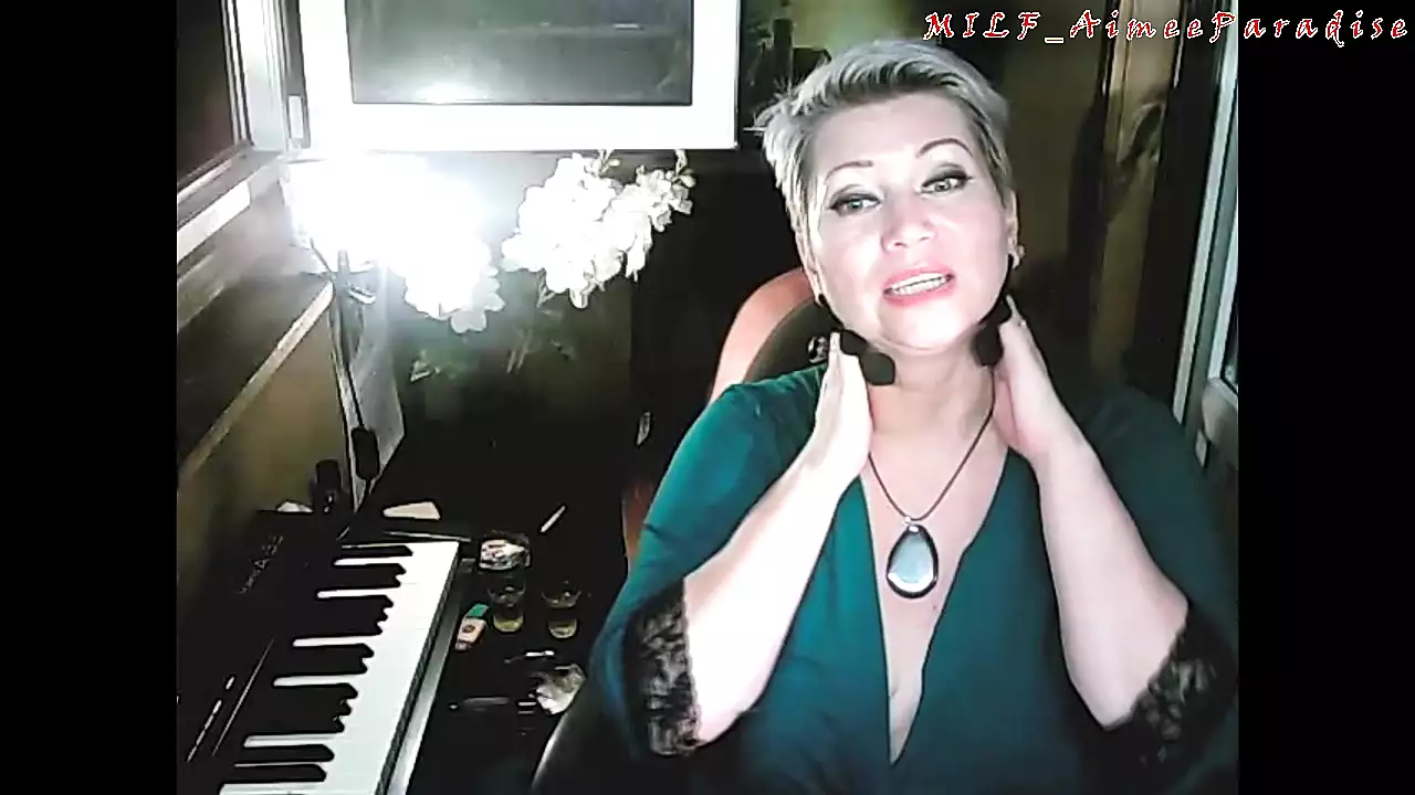 Aimee Hot MILF - mature slut wife for sale .!.