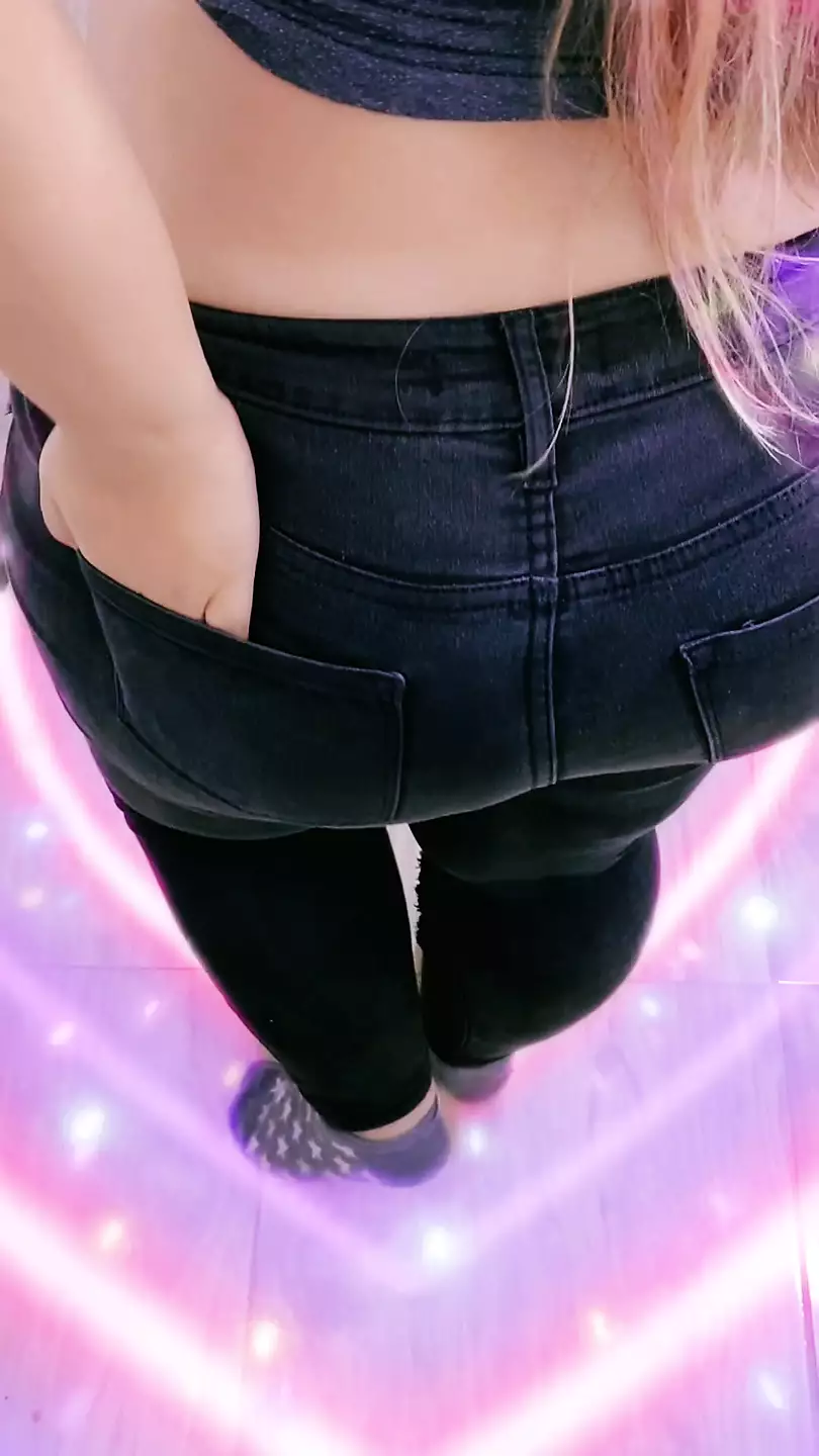 Culona stepmother displaying her buttocks to tease her stepson