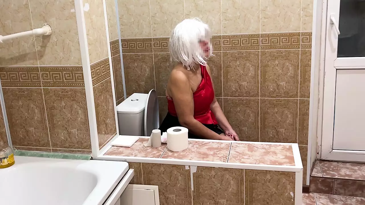 I approached mature milf when she was sitting on the toilet and persuaded her to show tits and anal sex