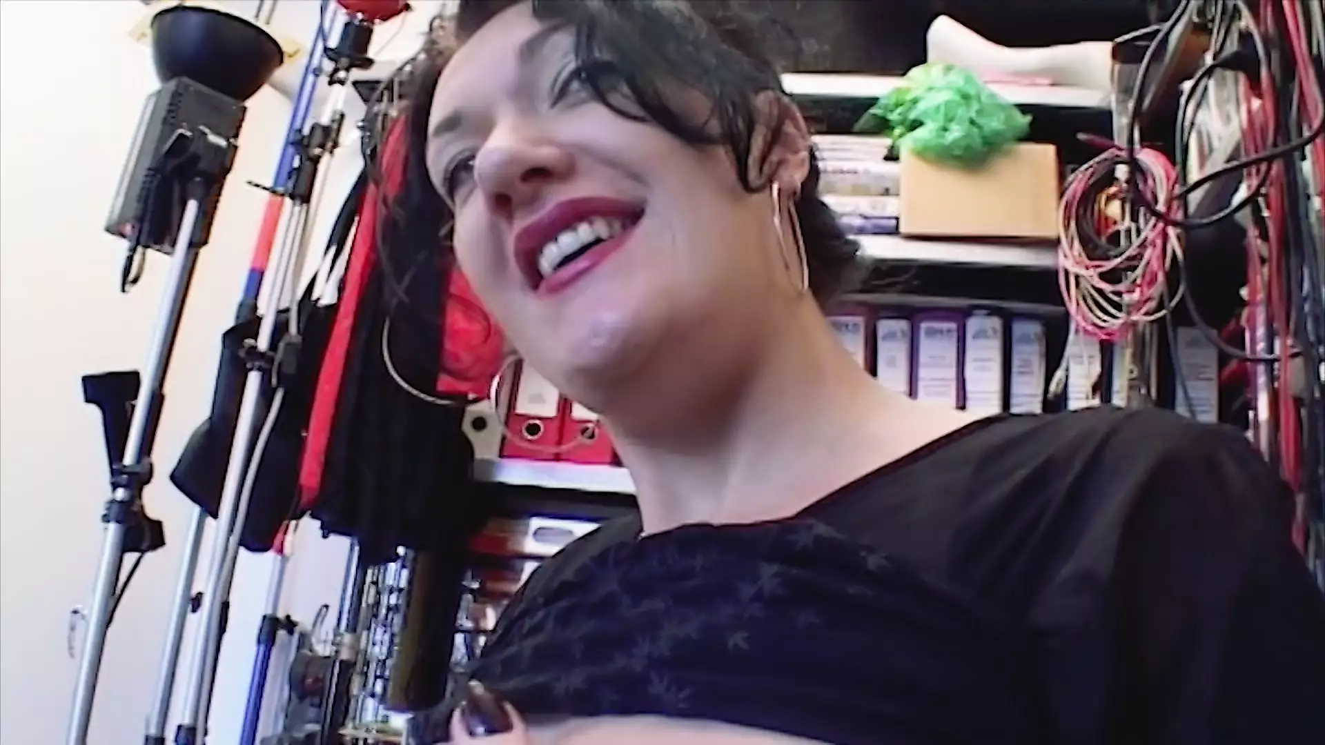 He arrives at work and the bosses wife is waiting to be fucked!