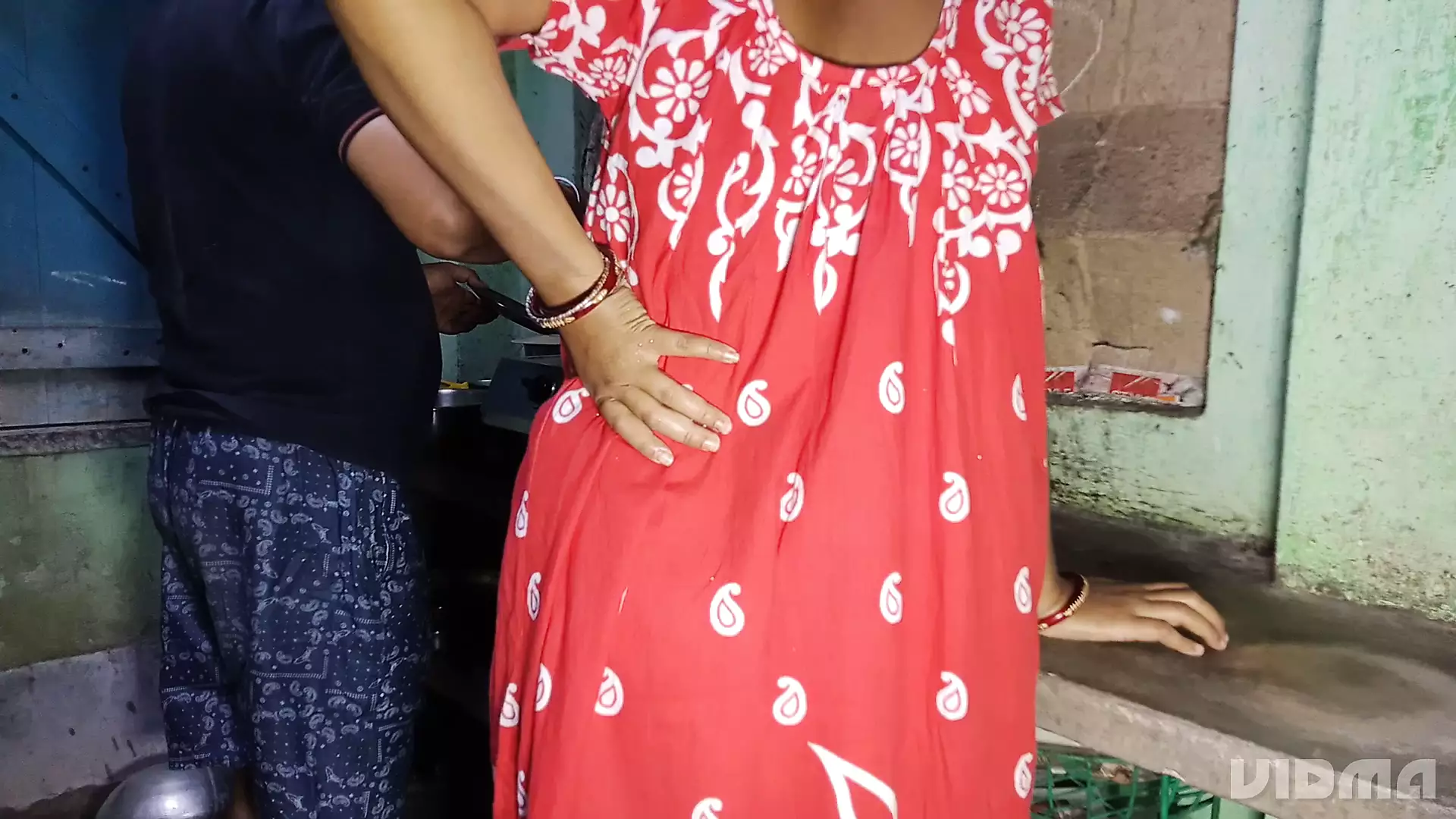 Indian bengali pinki vabi ko ajj davor  ne thora kitchen pe choda or baki room pe