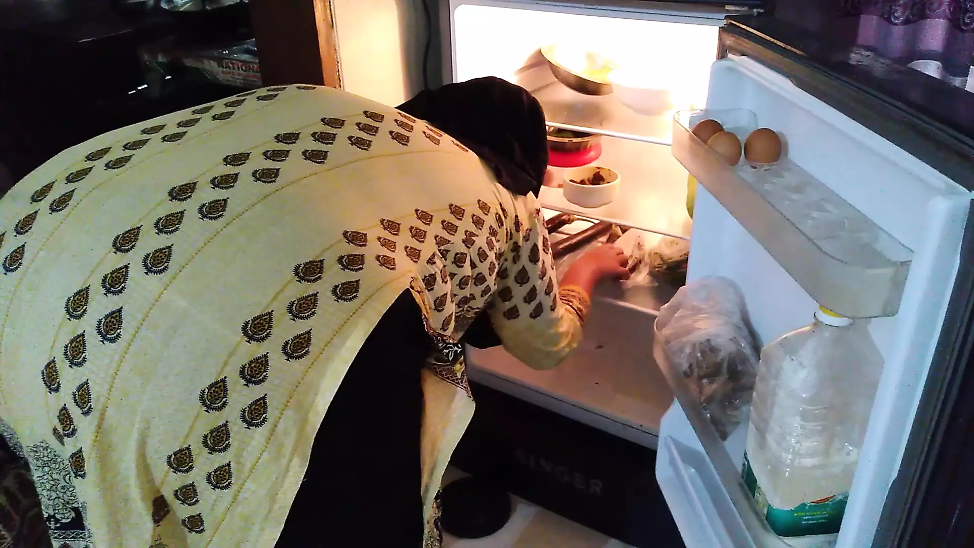 (Indian Hot Maa ke sath Beta Jabardasti chudai) When stepmom opened the fridge, stepson fucked & put her in the fridge