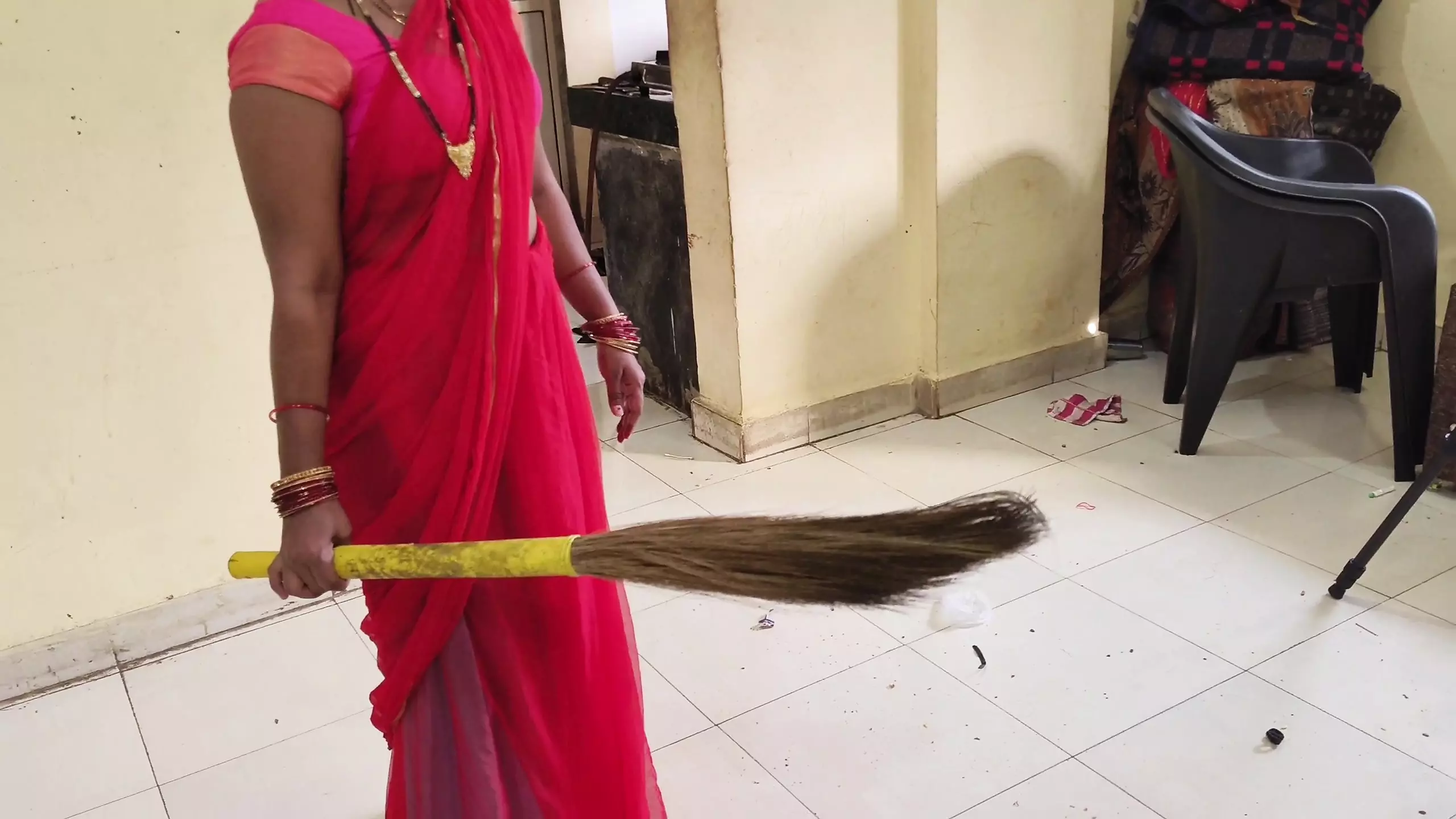 Desi bhabhi pocha or zadu marate samay  Desi bhabhi ne apane sahab ke sath chudai ki
