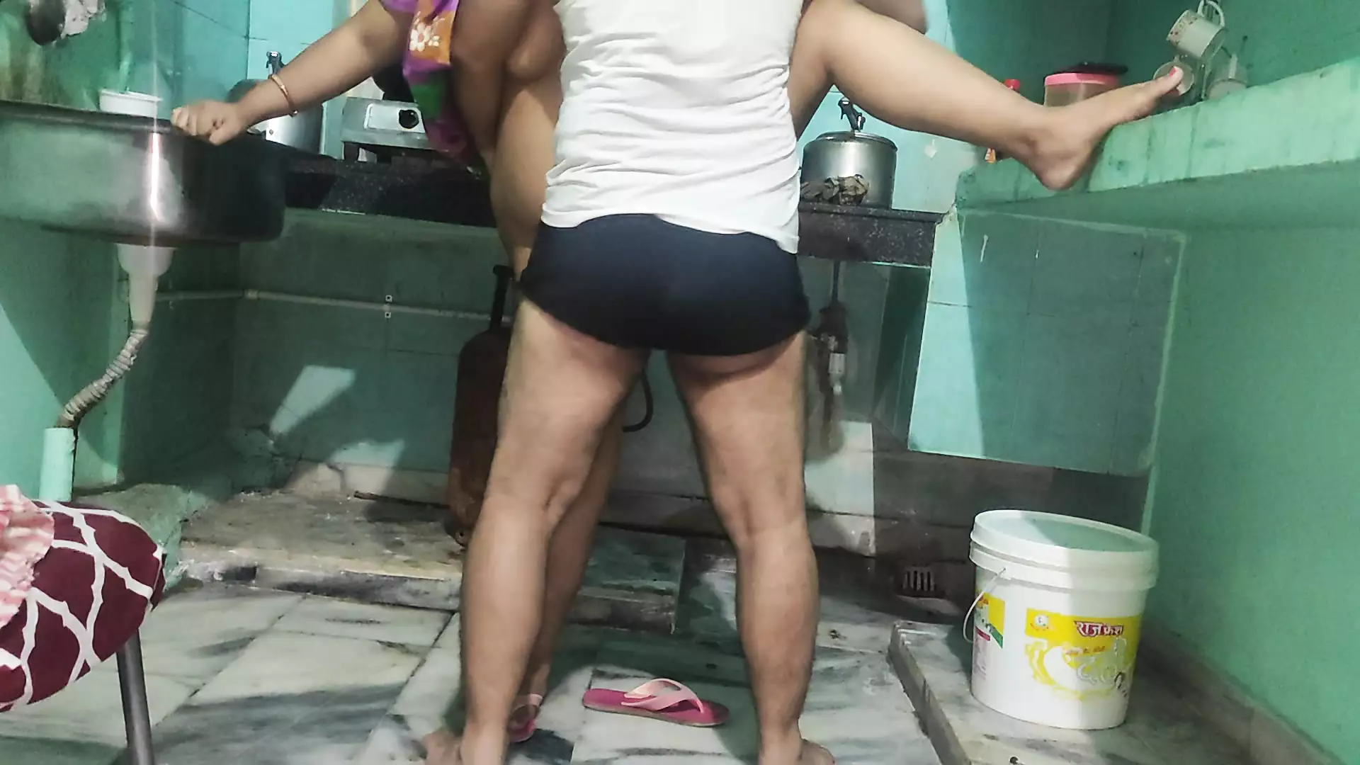 Ghr me Akeli Mami ko Pela