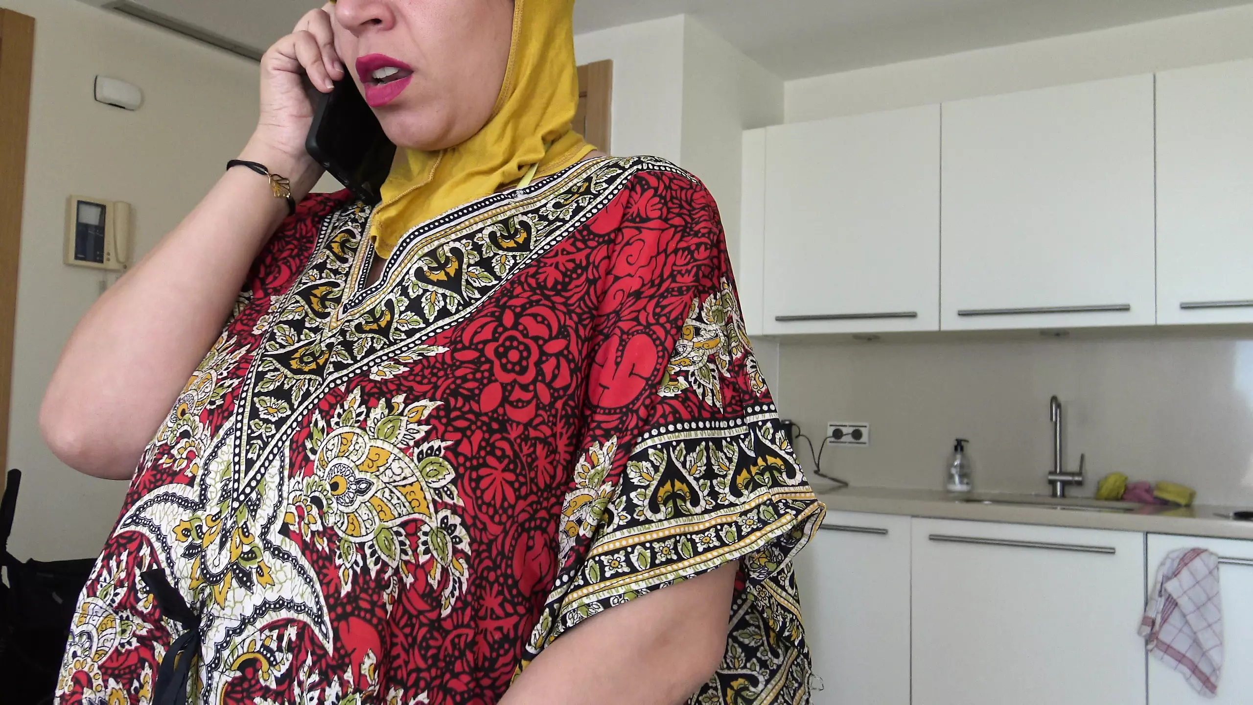 Beurette arabe a la chatte chaude poilue se fait defoncer par son boss britanique