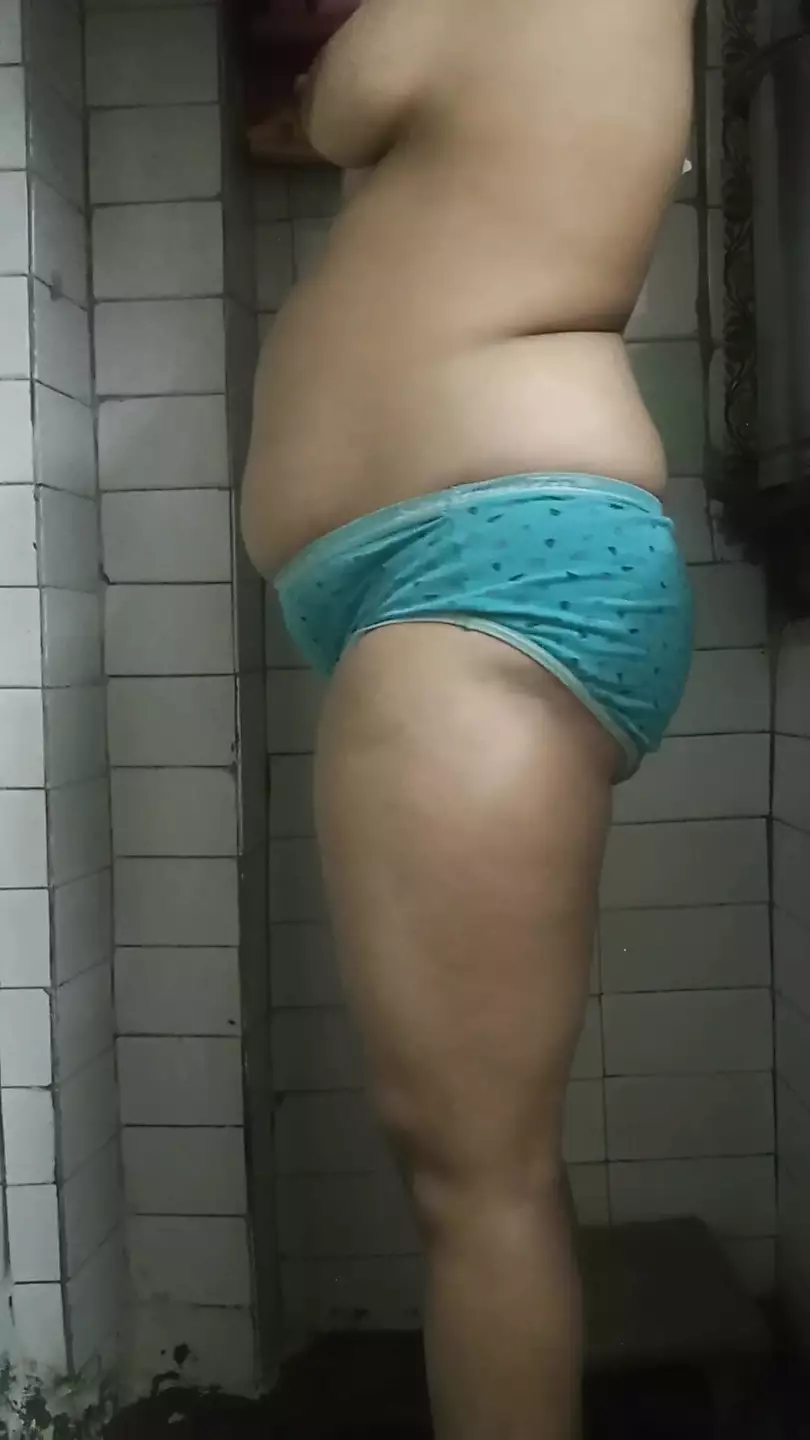 Indian Bhabhi Bathing And Shaving Her Pussy